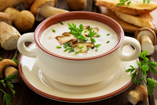 La crema de champiñones con patatas es una excelente opción para recetas saladas en el segundo trimestre de embarazo.