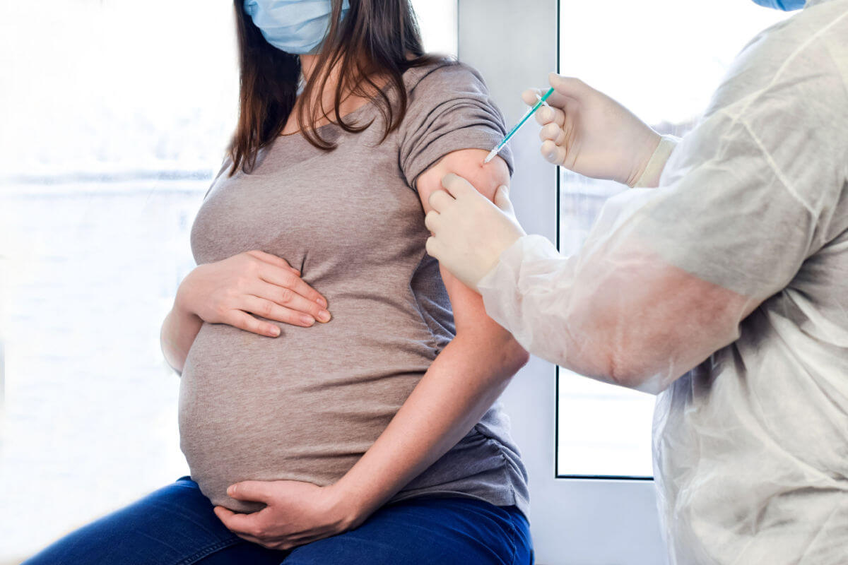Mujer embarazada en consulta médica para prevenir un aborto espontáneo