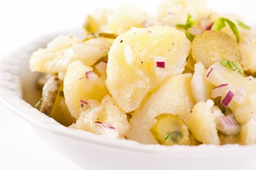La ensalada es un clásico de las recetas con patatas.