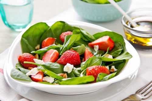 La ensalada de espinacas es una excelente opción para preparar recetas ricas en yodo para el tercer trimestre de embarazo.