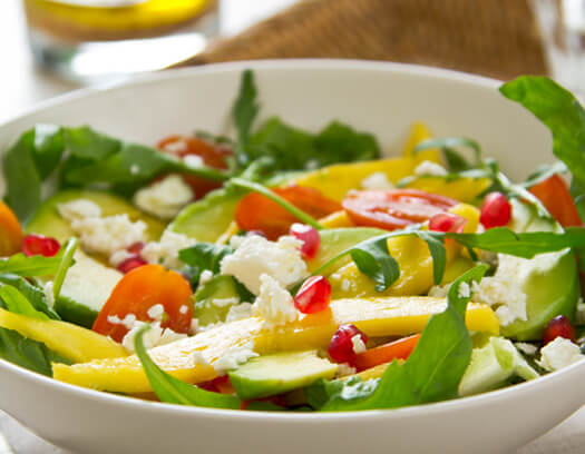 La ensalada de mano con aguacate es una excelente opción para preparar recetas durante el primer trimestre de embarazo.