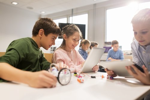 Hacer que los hermanos vayan juntos a clase puede afianzar el vínculo entre ellos.