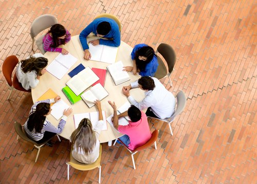 La educación democrática plantea un enfoque centrado en la expresión de todas las partes.