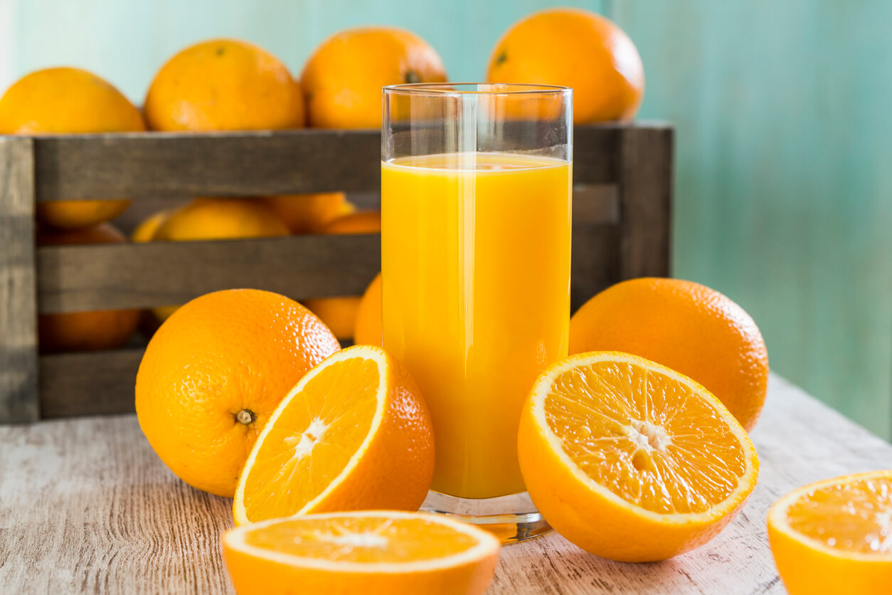Algunas frutas, como la naranja, son alimentos con ácido fólico.