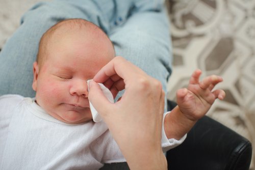 Nettoyage des yeux d'un bébé.