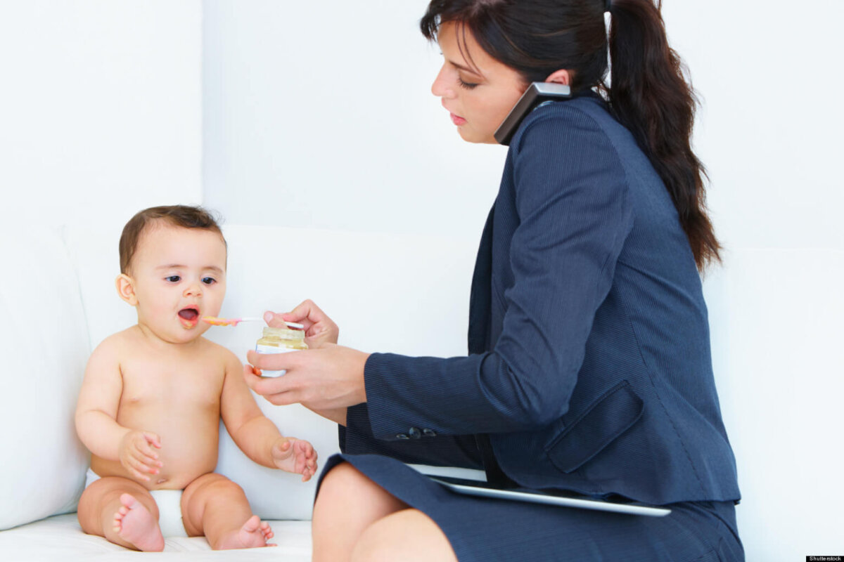 Las madres de hoy en día deben organizarse bien para trabajar y cuidar de sus hijos al mismo tiempo.