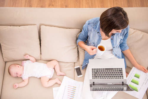Según un estudio, un día de una madre equivale a dos días de trabajo de un padre