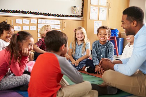 L'organisation de la salle de classe selon la méthode Montessori implique une liberté de mouvement et d'accessibilité.