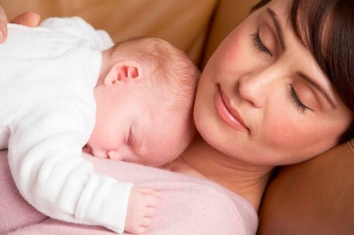 Divertir le bébé implique le contact et la transmission de l'affection.