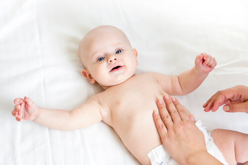 5 masajes contra el estreñimiento del bebé