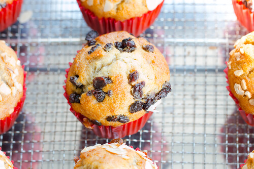 Los muffins de arándanos y plátano son una de las mejores opciones de recetas dulces para el tercer trimestre de embarazo.