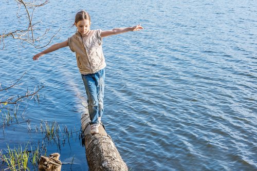 Mejorar el equilibrio en los niños contribuye al desarrollo de sus habilidades motrices.