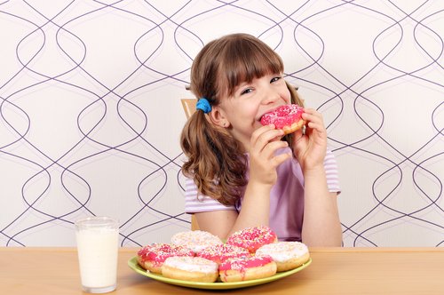 El consumo de azúcar en niños no debe ser excesivo.