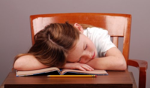 La narcolepsia en niños los hace sentir cansados durante todo el día.