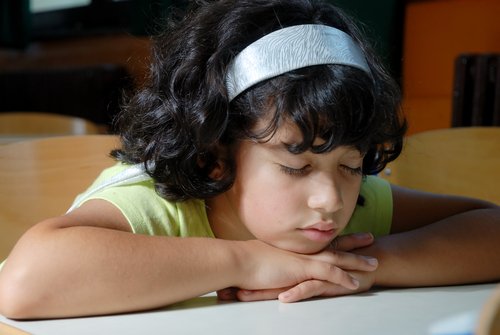 La hipersomnia en niños les afecta en sus actividades cotidianas.
