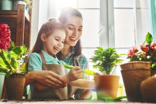 Las madres también pueden involucrarse para complementar las actividades de botánica para niños en casa.