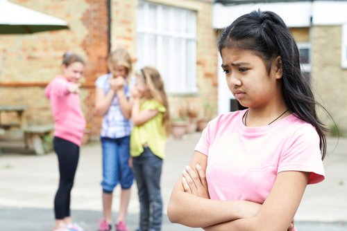 El apego evitativo en los niños suele generar conductas de rechazo hacia los demás.