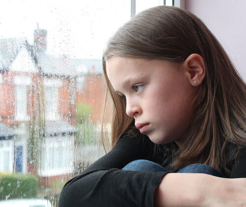 La ansiedad social en niños refleja un temor excesivo ante diversas situaciones sociales.