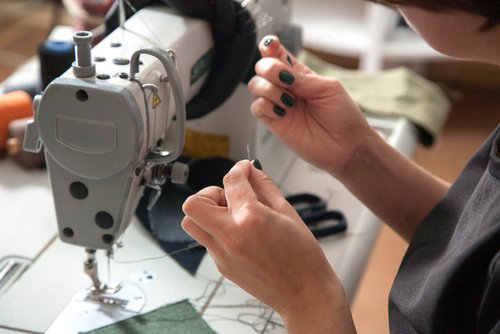 Los talleres de costura para niños van ganando popularidad con el paso de los años.
