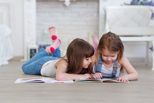 Muchos niños disfrutan de leer en grupos o con amigos.