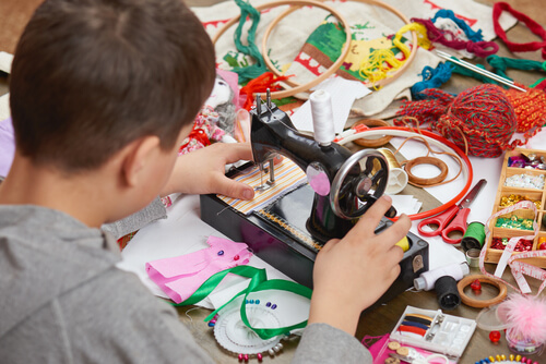 Los talleres de costura para niños son una excelente opción a la hora de apuntarlos a actividades extraescolares.