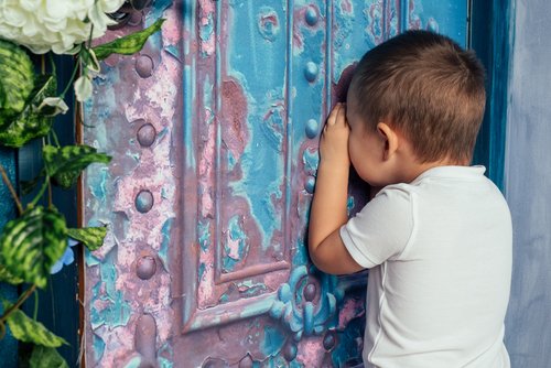 Niño jugando al escondite, uno de los mejores juegos tradicionales.