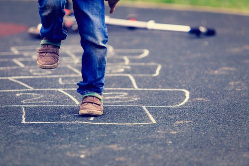 La rayuela es un muy buen juego para mejorar el equilibrio de los niños.