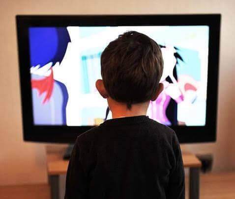 No dejes que tu niño pase todo el día mirando televisión, es necesario que tengan espacios y tiempo para el aburrimiento,