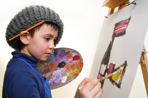 Las artes plásticas para los niños promueven importantes valores. 