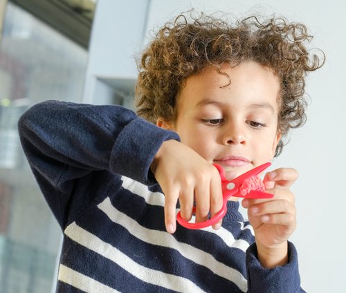 Cuando termines de enseñar a recortar a un niño, podrá hacer trabajos y manualidades.