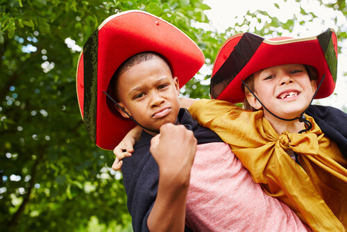 Niños disfrazados jugando