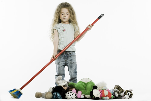 Colocar los juguetes debe ser una tarea de los niños, no de los padres.