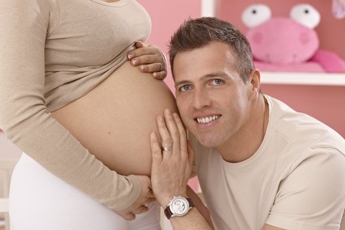 ¿Debemos hablar a los niños desde el vientre materno? Muchos estudios afirman que sí.
