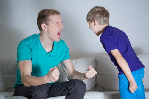 A menudo, los padres gritan y discuten a la par de sus hijos.