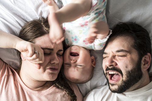 ¿Cuántas horas de sueño pierden los padres cuando llega un bebé?