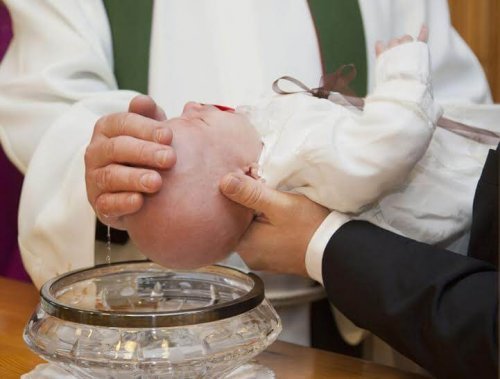 Les parrains d'église sont formalisés lors de la cérémonie de baptême.