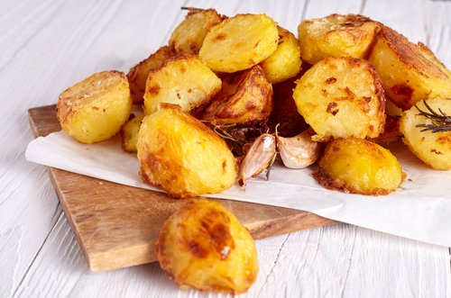 Las patatas asadas son una de las recetas con patatas más aclamadas por los niños.