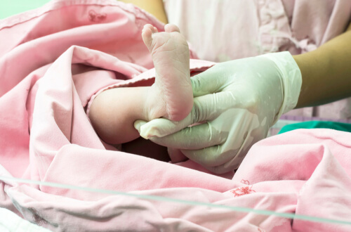 La cianosi si verifica quando sulla pelle appare una colorazione bluastra, principalmente correlata alla mancanza di ossigeno nel sangue.