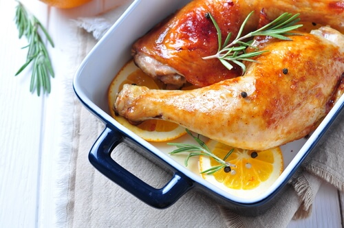 El pollo con jugo de naranja es una de las recetas sin lactosa para el primer trimestre del embarazo más completas y nutritivas.