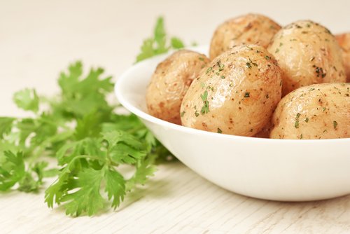 Las patatas en puré son ideales para crear recetas saladas para bebés de 12 a 24 meses.