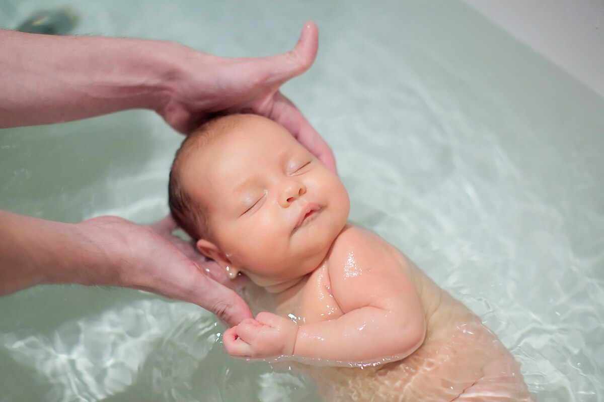 8 trucos para disfrutar del baño de tu bebé