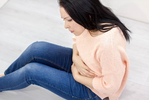 Les nausées et les vomissements peuvent être un symptôme de grossesse molaire.