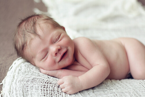 La sonrisa de los ángeles es uno de los comportamientos del bebé típicos.