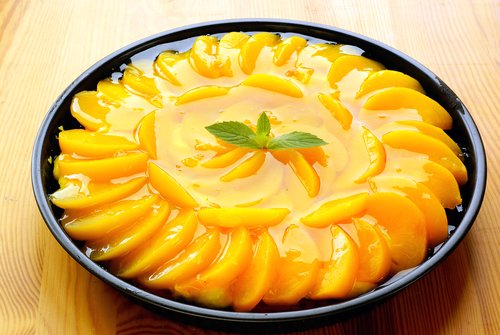 La tarta de melocotón es una de las recetas dulces para el primer trimestre de embarazo más codiciadas.