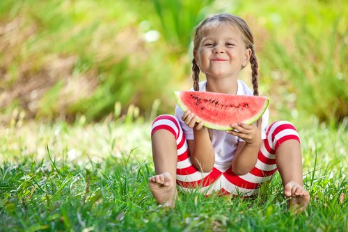 Las frutas ofrecen vitaminas y minerales, dos importantes nutrientes de la alimentación infantil.