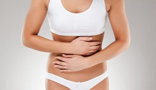 El dolor abdominal puede ser un síntomas de los miomas uterinos.