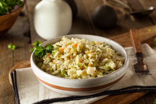 El arroz con vegetales es una gran combinación para las recetas saladas para bebés de 6 a 9 meses.
