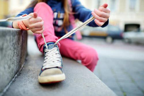 ¿Cómo enseñar a atarse los cordones a un niño?