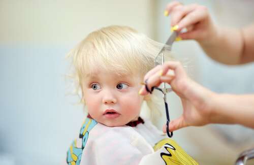 Muchos padres tienen dudas acerca de cuándo cortar el pelo a su bebé por primera vez.