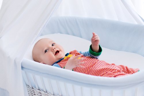 Para saber si el bebé oye bien, corrobora sus reacciones a los sonidos.